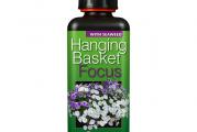 Hanging basket focus 300ml – prihrana za viseće saksije
Hanging basket focus 300ml predstavlja specijalno dizajnirano đubrivo za sve vrste cvetnica i drugih biljaka padajućih formi koje se gaje u visećim saksijama. Sadrži balansiranu formulaciju Engleskog proizvođača Growth technology. Hanging basket focus testiran je na velikom broju varijeteta biljaka gajenih u visećim saksijama u najsavremenijim laboratorijama kompanije Growth technology. Veoma povoljan rezultat formulacije prihrane za biljke  obezbedile su poverenje velikog broja kupaca širom sveta.

Koje biljke možemo tretirati hanging basket focus preparatom?
Hanging basket focus 300ml đubrivo za viseće biljke pogodno je za sve vrste padajućih formi. Tu spadaju surfinije, geramijumi, dihondre, i druge zeljaste i drvenaste biljke gajene u visećim saksijama.

Zalivanje
Ovim preparatom biljke možete tretirati folijarno, odnosno preko lista. Isti efekat postiže se tretmanom zalivanjem, odnosno fertigaciono.

Doziranje Hanging basket focus 300ml prihrane
Hanging basket focus 300ml dozira se po sledećem uputstvu

5ml Hanging basket focus preparata / 1L vode jednom nedeljno u letnjem periodu.

Prilikom prihranjivanja ukoliko se koristi voda sa česme koristiti vodu koja je odstojala minimum 24h kako bi iz nje ispario sav hlor. Takođe može se koristiti kišnica, izvorska voda ili voda iz reverzne osmoze.

Specifikacije
Boja: Braon, svetlo braon

Forma: Tečnost

Pakovanje: 300ml

Proizvođač: Growth technology Ltd., Velika Britanija

Sastav:  Azot N: 1.53,  Fosfor P: 0.96, Kalijum K: 2.95

Sadrži i Kalcijum Ca, Bakar Cu, Gvožđe Fe, Mangan Mn, Molibden Mo, Cink Zn, Magnezijum Mg, Sumpor S, Bor B, Kobalt Co, Nikl Ni, Huminsku i Fulvinsku kiselinu.

Način primene
Tokom intenzivnog cvetanja: 5ml na litar vode jednom nedeljno.

U fazi mirovanja: bez doziranja u zimskim mesecima