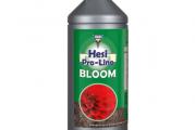 Hesi ProLine Bloom 1L – Nova formula starog preparata!
Hesi ProLine Bloom 1L je usavršena formula svog prethodnika – Hesi Bloom 1L preparata. Dugotrajnom upotrebom širom sveta došlo se do zaključka da se Hesi Bloom može unaprediti i poboljšati i tako smo dobili Hesi ProLine Bloom 1L sa 25% jačom koncentracijom. Ovo znači da ćete vaše omiljene Hesi proizvode koristiti duže nego do sada.

Šta je Hesi ProLine Bloom 1L i za čega služi?
Hesi je najkvalitetnija holandska prihrana za biljke na bazi kalijuma. Sadrži sve neophodne hranljive materije za rast i razvoj biljaka u cvetajućoj fazi razvoja. U cvetnoj fazi biljke razvijaju cvetove, događa se porast cvasti, i biljka započinje fazu reprodukcije.

Kako se koristi Hesi ProLine Bloom 1L?
Hesi Bloom se rastvara u vodi. Doza rastvaranja Hesi Bloom zavisi od mnogo faktora, kao što su vrsta biljke, veličina, starost, godišnje doba… Ono što je najbitnije jeste da se doza o 4 ml po 1 litri vode ne prelazi kako ne bi došlo do oštećenja kod biljaka.

Sastav Hesi ProLine Bloom prihrane
Makroelementi:

Azot N: N 4.0%

Fosfor u formi Fosfor-Pentoksida P2O5: 5.1%

Kalijum u formi Kalijum-Oksida K2O: 6.5%

Pored makroelemenata Hesi ProLine Bloom sadrži i mikroelemente: Magnezijum, Kalcijum, sulfati, biljni šećeri, amino kiseline i vitamini.

Savet Dendrologa
Ne preterujte sa prihranom u zimskom periodu. Biljke su u ovo doba godine u fazi mirovanja i nije im potrebna velika količina prihrane.

Ukoliko se radi o manjim biljkama nemojte koristiti Hesi ProLine Bloom u većoj dozi od 2ml po 1 litri vode

Voda u kojoj rastvarate Hesi ProLine Bloom najbolje da bude filtrirana reverznom osmozom ili filter bokalima. Ukoliko niste u mogućnosti da filtrirate vodu prokuvajte je i ostavite je da odstoji 12 sati kako bi sav suvišni hlor ispario.