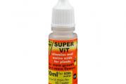 Hesi SuperVit 10ml – Koncentrovana formula vitamina i aminokiselina
Hesi SuperVit 10ml je koncentrovana formula vitamina i aminokiselina holandskog proizvođača Hesi. Koristi se za poboljšanje metabolizma i sveukupnog stanja biljke. Pomaže u borbi protiv bolesti, pri prevenciji napada patogena i stresa, i povećava sveukupni kvalitet sadnica.

Visoka koncentracija vitamina i aminokiselina
Preparat Hesi SuperVit 10ml je visokokoncentrovan – dovoljna je jedna kapljica ovog preparata na 4,5 litara vode. Korišćenjem Hesi SuperVita osiguravate najpovoljniju zemljišnu sredinu vašim biljkama.

Niz Vitamina u formulaciji

Hesi SuperVit 10ml formula sadrži niz vitamina koji pogoduju zdravom razvoju biljaka i utiču na njen rast i razvoj. Od vitamina u ovoj holandskoj formulaciji prisutni su:

Vitamini A, B1, B2, B3, B4, B6, B7, B9, B10, B11, B12, B15, C, E, K.

Folna kiselina kao dodatak
Folna kiselina u kombinaciji sa vitaminima B i C pogodna je ne samo kod ljudi već i kod biljaka. Ona pomaže da se formira pravilan DNK, pospešuje proizvonju ribonukleinske kiseline – RNK koja je jedan od osnovnih faktora za sintezu proteina u biljkama.

Širok spektar aminokiselina
Od aminokiselina u Hesi SuperVit 10ml prisutne su:

Glicin, L-Alanin, L-Glutaminska kiselina, L-Tirozin, L-Triptofan, L-Histidin, L-Leucin, L-Serin, L-Fenilalanin, L-Prolin.

Uloga aminokiselina u razvoju biljke je višestruka:

Povećava moć apsorpcije đubriva kroz korenov sistem

Povećava otpornost biljaka na stresove (mraz, suša, prezalivenost, bolesti…)

Poboljšava ukus, miris, otpornost pri skladištenju i čvrstoću plodova voća i porća

Pomaže biljci u proizvodnji proteina

Način primene
Voće, povrće i začinske biljke – 1 kap na 4,5 L vode – jednom nedeljno

Ukrasne sadnice – 1 kap na 4,5 L vode – jednom u tri nedelje

Savet Dendrologa
Hesi superVit možete kombinovati sa ostalim đubivima ali najbolji efekat ima u kombinaciji sa Hes