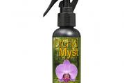 Orchid Myst 750ml – kompletna prihrana za prskanje orhideja
Orchid myst 750ml predstavlja kompletnu prihranu za orhideje. Produžava cvetnu fazu orhideja, odbija štetočine i poboljšava sveopšte stanje orhideja.

Šta je Orchid Myst 750ml i za čega služi?
Orchid myst je formulacija kompletnog mineralnog đubriva za orhideje. Koristi se u svim fazama rasta i razvoja orhideja prskanjem preko listova, cvetova i vazdušnog korenja biljke. Primenjuje se 2 puta nedeljno. Pored primene orchid myst prihrane orhideje je neophodno i redovno zalivati.

Primena kod svih vrsta orhideja
Familija Orhideja – Orchidaceae broji preko 22.000 vrsta. Svima njima pored familije zajedničko je i to da im izrazito pogoduje preparat Orchid myst 750ml. Kod nas najrasprostranjenija Phalenopsis orhideja kao i dendrobium i cymbidium prosto obožavaju orchid myst. Proverite zašto je to tako i garantujemo da se nećete pokajati.

Orchid myst 750ml je sve što je potrebno Vašim orhidejama da budu zdrave, cvetne i srećne.

Sastav Orchid myst preparata
Preparat Orchid myst sadrži sledeće komponente:

Azot – N: 1,81%

Fosfor u formi fosfor pentoksida – P2O5: 0.50

Kalijum u formi kalijum oksida – K2O: 3.01

Kalcijum u formi Kalcijum oksida – CaO: 0.75

Pored gore navedenih makroelemenata Orchid myst 300ml sadrži i helatno gvožđe, helatni mangan, molibden, helatni cink, magnezijum, sumpor, bor, kobalt, nikl, kao i huminsku i fulvinsku kiselinu.

Savet Dendrologa
Orhideje zalivajte potapanjem u posudu sa vodom i obavezno iscedite sav višak vode.

Ukoliko imate problema sa vašim orhidejama pročitajte tekstove sa našeg sajta: Botritis kod Phalaenopsis orhideje, Bakterioza kod Phalaenopsis orhideje, Truljenje korena kod Phalaenopsis orhideje.

Takođe možete pročitati i Kako da vaše orhideje budu zdrave i srećne?

Napomena: Čuvati dobro zatvoreno van domašaja dece

Specifikacije
Boja: Braon

Zapremina: 750 ml

Proizvođač: Growth Te