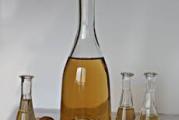 vrlo jaka rakija pečena od komine grozdja stara je pet godina,tamno braon bojekoju je dobila od dutovog drvenog bureta,100/ prirodna  domaća super je za restorane i hotele gosti će biti  vrlo zadovoljni