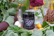 Melem od koprive prirodni melem 100% prirodno biologika 
Urtica dioica, cera flava, olea europaea. 
Smiruje bolove izazvane artritisom, osteoporozom i reumom. Pomaže kod psorijaze i ekcema. Stimuliše rast i jačanje kose i noktiju. Kod unutrašnje upotrebe obnavlja krvna zrnca. Smanjuje prekomerno menstrualno krvarenje i ono izazvano hemoroidima. 
Melem je bez veštačkih boja, aroma i aditiva. Napravljen je od devičanskog pčelinjeg voska, svežeg bilja i devičanskog, hladno ceđenog ulja masline. 
Ne vršimo otkup bilja, već svo bilje lično beremo, daleko od puteva i zagadjivača bilo koje vrste. Svaka ubrana biljka ubrana je sa ljubavlju i pažnjom. Sve je potpuno organsko, domaće, neprskano, bio i ekološko. 
Uz račun preko 1500 dinara na poklon dobijate tinkturu po vašem izboru, uz račun preko 2500 dinara dobijate tinkturu i macerat, uz račun preko 3500 dobijate i melem a preko 4000 i poštarina je besplatna.
Biologika

